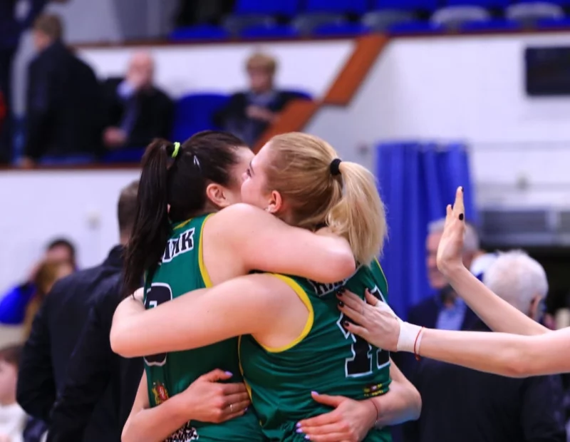 «Уралочка» в напряженнейшем пятисетовом матче побеждает столичное «Динамо» в полуфинале